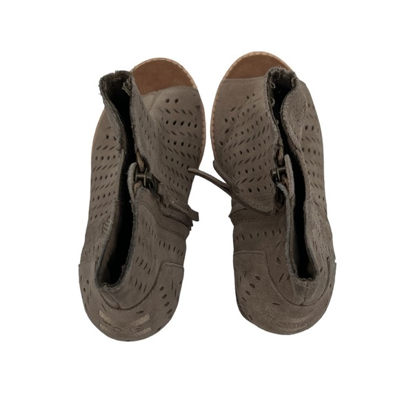 Toms Taupe Suede Peep Toe Laser Cut Block Heel Ankle Booties Size 6.5 Women’s - Picture 4 of 8